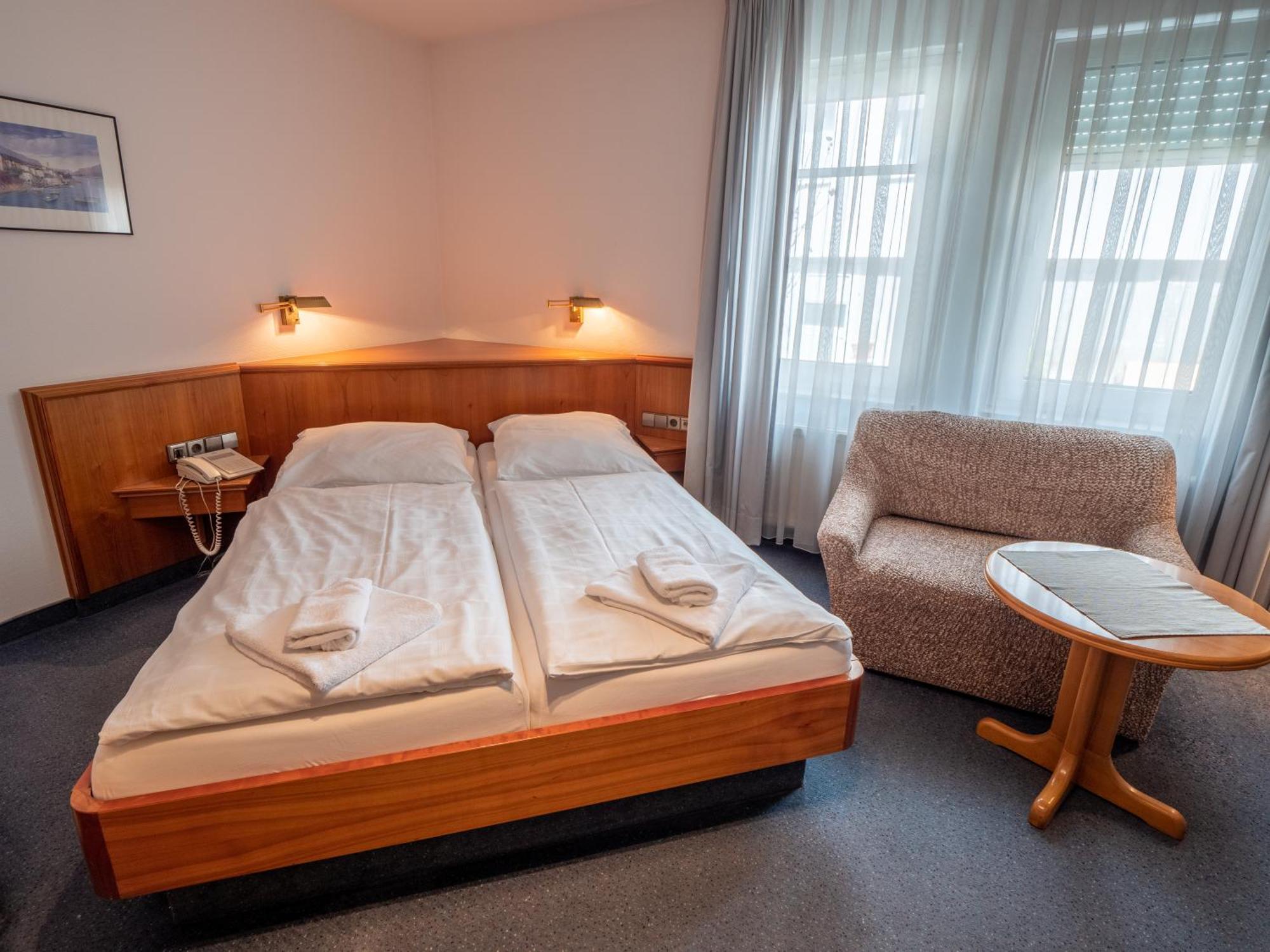 Hotel Pflum Mit Gaestehaus Nuertingen Zimmer foto